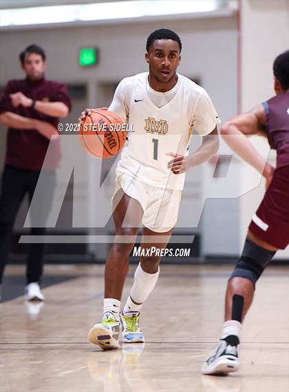 Thumbnail 2 in Mater Dei Catholic vs. Bishop's photogallery.