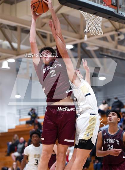 Thumbnail 2 in Mater Dei Catholic vs. Bishop's photogallery.
