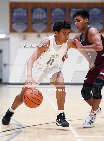 Thumbnail 1 in Mater Dei Catholic vs. Bishop's photogallery.