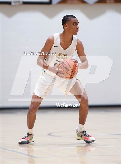 Thumbnail 2 in Mater Dei Catholic vs. Bishop's photogallery.
