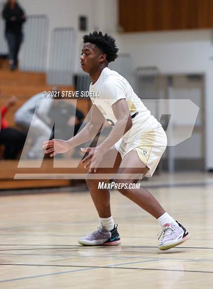 Thumbnail 3 in Mater Dei Catholic vs. Bishop's photogallery.