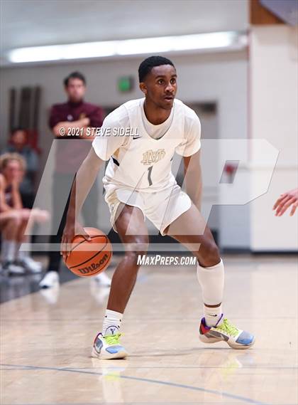 Thumbnail 3 in Mater Dei Catholic vs. Bishop's photogallery.
