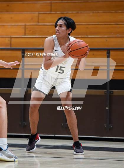 Thumbnail 3 in Mater Dei Catholic vs. Bishop's photogallery.