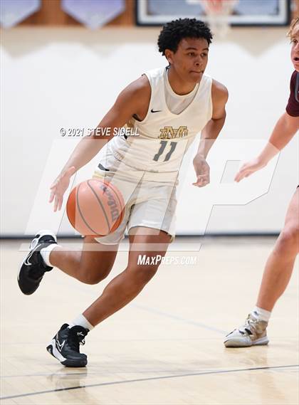 Thumbnail 3 in Mater Dei Catholic vs. Bishop's photogallery.