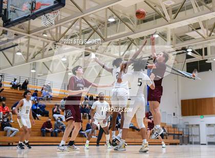 Thumbnail 2 in Mater Dei Catholic vs. Bishop's photogallery.