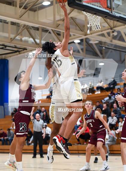 Thumbnail 3 in Mater Dei Catholic vs. Bishop's photogallery.
