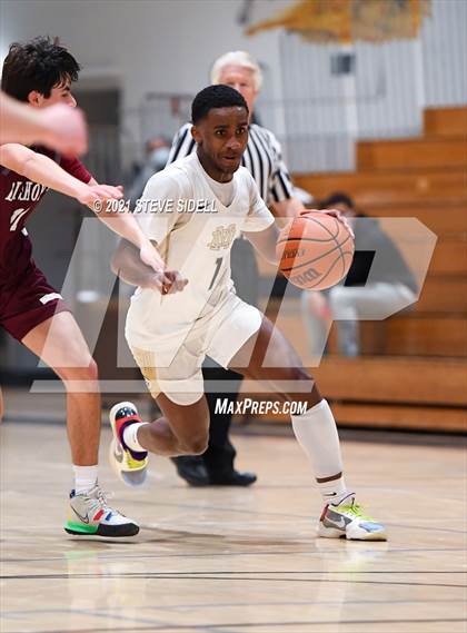 Thumbnail 2 in Mater Dei Catholic vs. Bishop's photogallery.
