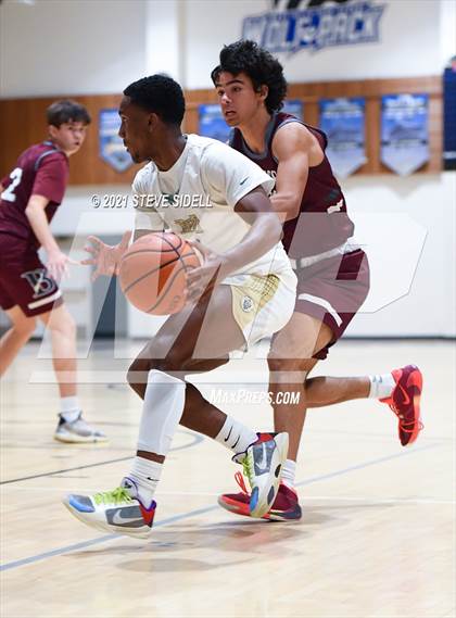 Thumbnail 1 in Mater Dei Catholic vs. Bishop's photogallery.