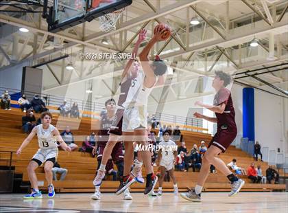 Thumbnail 2 in Mater Dei Catholic vs. Bishop's photogallery.