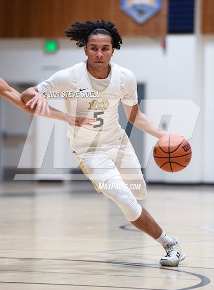 Thumbnail 2 in Mater Dei Catholic vs. Bishop's photogallery.