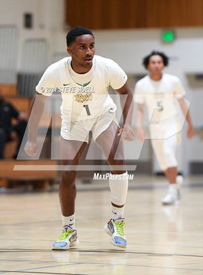 Thumbnail 3 in Mater Dei Catholic vs. Bishop's photogallery.