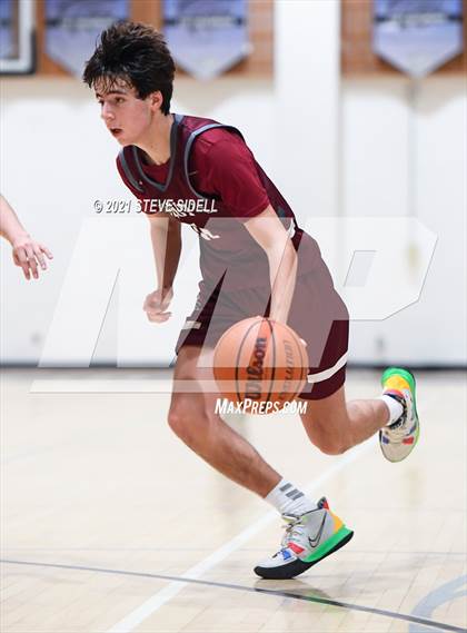 Thumbnail 2 in Mater Dei Catholic vs. Bishop's photogallery.