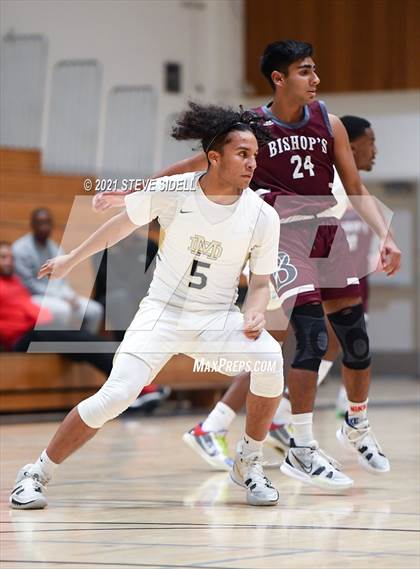 Thumbnail 2 in Mater Dei Catholic vs. Bishop's photogallery.