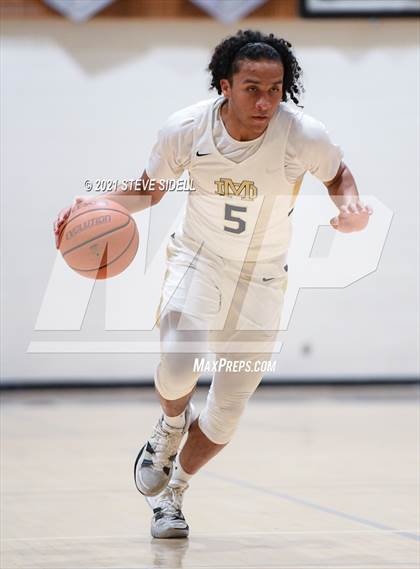 Thumbnail 2 in Mater Dei Catholic vs. Bishop's photogallery.