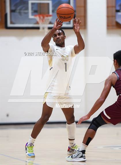 Thumbnail 1 in Mater Dei Catholic vs. Bishop's photogallery.