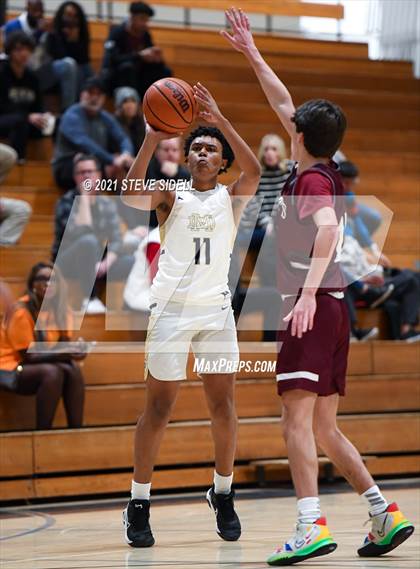 Thumbnail 3 in Mater Dei Catholic vs. Bishop's photogallery.