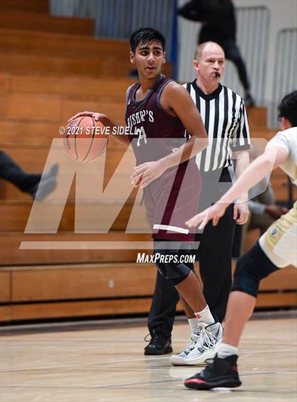 Thumbnail 3 in Mater Dei Catholic vs. Bishop's photogallery.