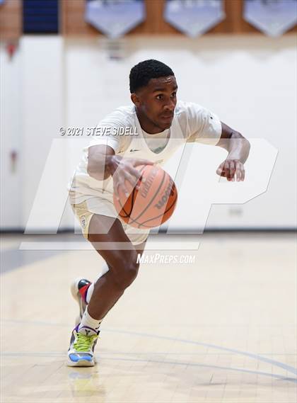 Thumbnail 1 in Mater Dei Catholic vs. Bishop's photogallery.
