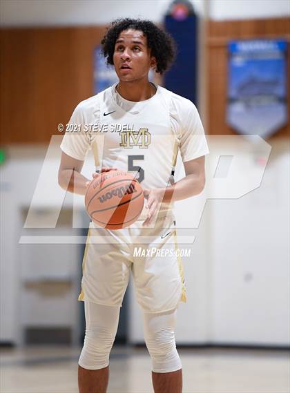 Thumbnail 2 in Mater Dei Catholic vs. Bishop's photogallery.