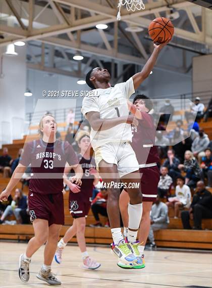 Thumbnail 3 in Mater Dei Catholic vs. Bishop's photogallery.