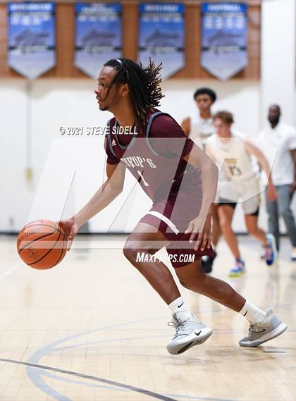 Thumbnail 3 in Mater Dei Catholic vs. Bishop's photogallery.