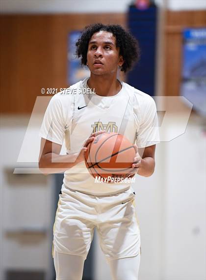 Thumbnail 3 in Mater Dei Catholic vs. Bishop's photogallery.