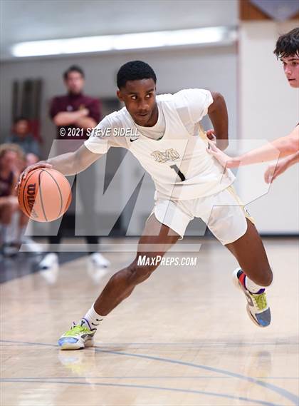 Thumbnail 3 in Mater Dei Catholic vs. Bishop's photogallery.