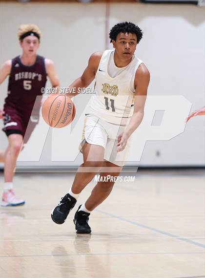 Thumbnail 3 in Mater Dei Catholic vs. Bishop's photogallery.