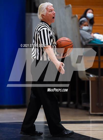 Thumbnail 2 in Mater Dei Catholic vs. Bishop's photogallery.