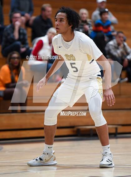 Thumbnail 3 in Mater Dei Catholic vs. Bishop's photogallery.