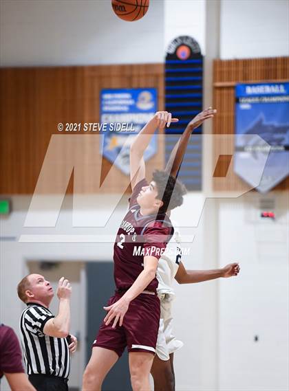 Thumbnail 3 in Mater Dei Catholic vs. Bishop's photogallery.
