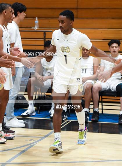 Thumbnail 3 in Mater Dei Catholic vs. Bishop's photogallery.