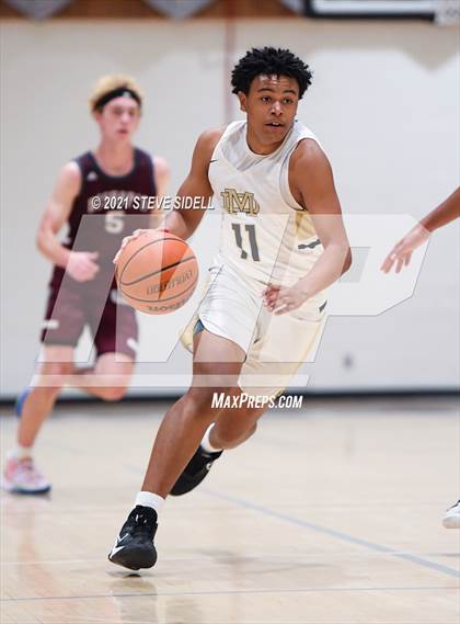 Thumbnail 1 in Mater Dei Catholic vs. Bishop's photogallery.