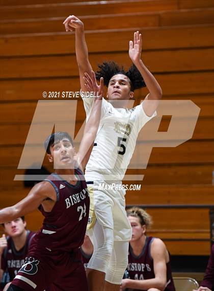 Thumbnail 3 in Mater Dei Catholic vs. Bishop's photogallery.