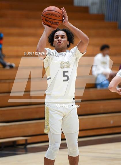 Thumbnail 1 in Mater Dei Catholic vs. Bishop's photogallery.