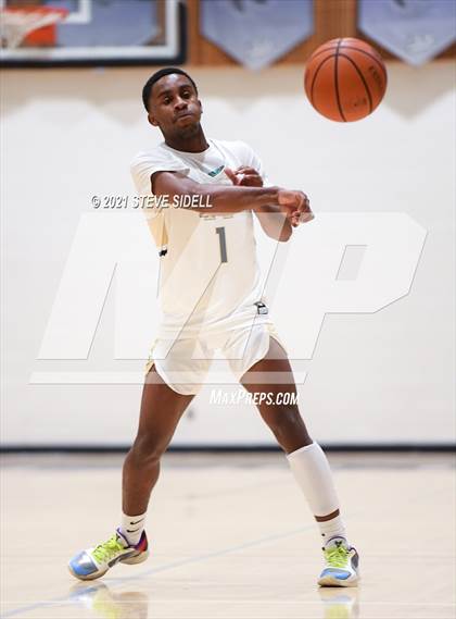 Thumbnail 3 in Mater Dei Catholic vs. Bishop's photogallery.