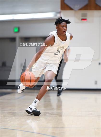 Thumbnail 2 in Mater Dei Catholic vs. Bishop's photogallery.