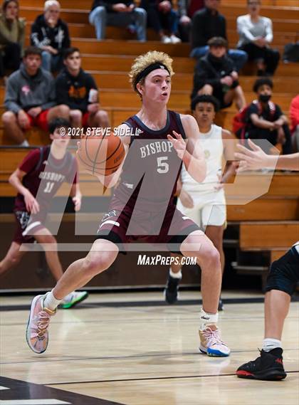Thumbnail 1 in Mater Dei Catholic vs. Bishop's photogallery.