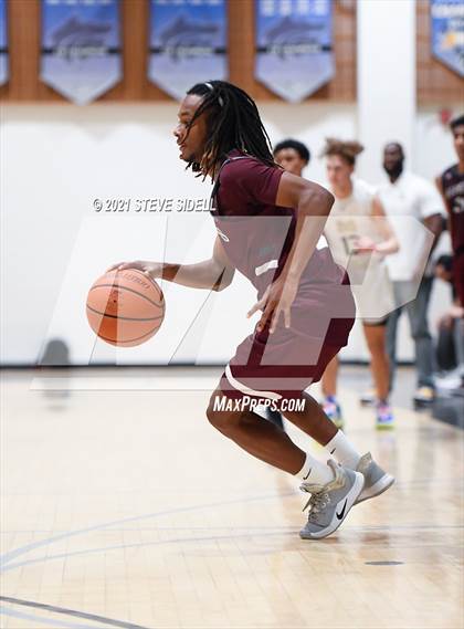 Thumbnail 2 in Mater Dei Catholic vs. Bishop's photogallery.