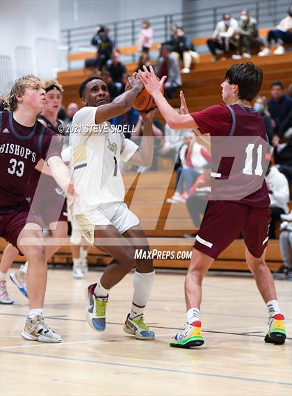 Thumbnail 2 in Mater Dei Catholic vs. Bishop's photogallery.