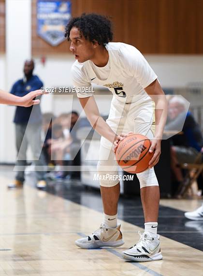 Thumbnail 1 in Mater Dei Catholic vs. Bishop's photogallery.