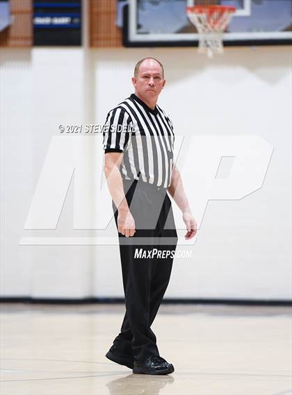 Thumbnail 3 in Mater Dei Catholic vs. Bishop's photogallery.