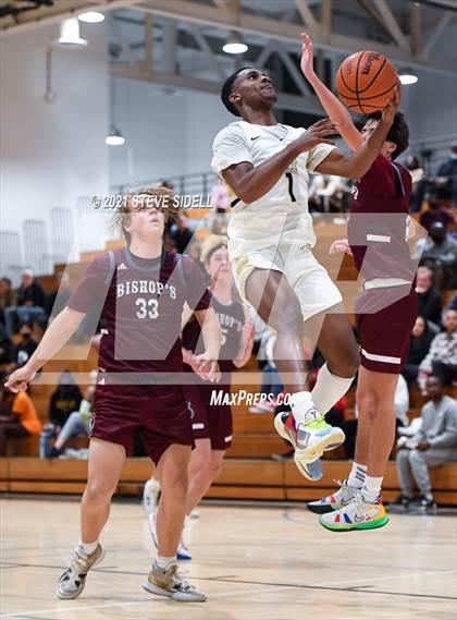 Thumbnail 2 in Mater Dei Catholic vs. Bishop's photogallery.