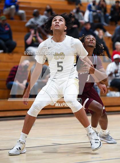 Thumbnail 2 in Mater Dei Catholic vs. Bishop's photogallery.