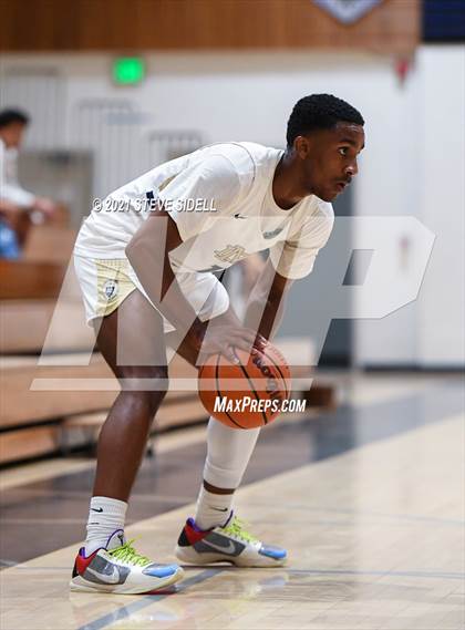 Thumbnail 2 in Mater Dei Catholic vs. Bishop's photogallery.