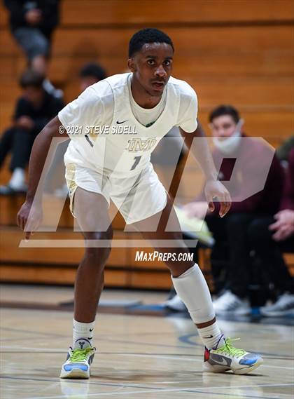 Thumbnail 2 in Mater Dei Catholic vs. Bishop's photogallery.