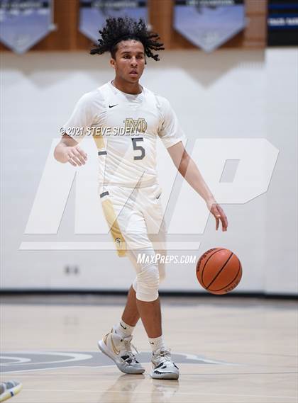 Thumbnail 2 in Mater Dei Catholic vs. Bishop's photogallery.