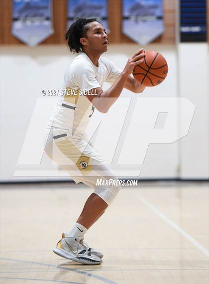 Thumbnail 3 in Mater Dei Catholic vs. Bishop's photogallery.