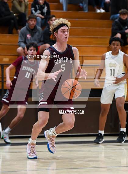 Thumbnail 2 in Mater Dei Catholic vs. Bishop's photogallery.