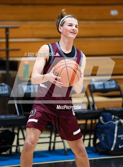 Thumbnail 3 in Mater Dei Catholic vs. Bishop's photogallery.